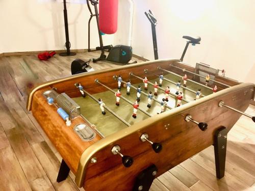 - un baby-foot en bois dans l'établissement LaBoucherieTrouville Maison 200m2 5 Chambres HyperCentre Trouville 13 pers plus bébés,, à Trouville-sur-Mer