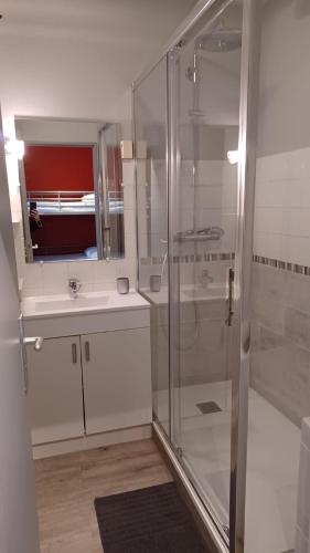 une salle de bain avec douche et lavabo dans l'établissement Appartement Socoa proche St Jean de luz Biarritz Espagne, à Socoa