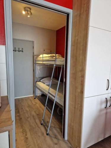 Cette petite chambre comprend des lits superposés. dans l'établissement Appartement Socoa proche St Jean de luz Biarritz Espagne, à Socoa