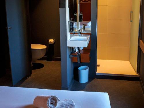 a bathroom with a sink and a toilet at ibis budget Logroño Centro in Logroño