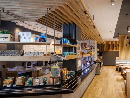 a fast food restaurant with a counter and tables at ibis budget Logroño Centro in Logroño