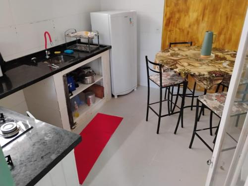 Nhà bếp/bếp nhỏ tại casa entre praias