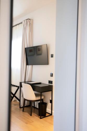 a room with a desk with a computer and a chair at Hotel Boutique Sidonia in Jerez de la Frontera