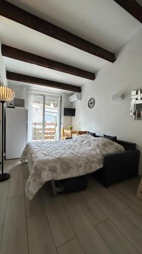 une chambre avec un grand lit dans une pièce dans l'établissement Le Liberty Zen - Proche Camp Naturiste - Terrasse - Parking, au Cap d'Agde