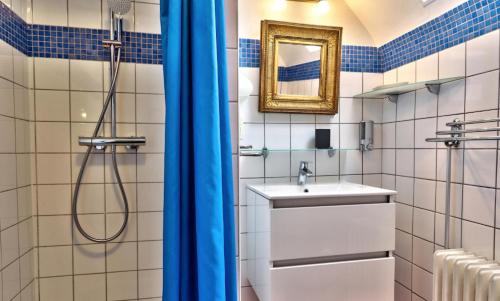 une salle de bain avec un lavabo et une douche dans l'établissement Magnifique maison pour 9 - Saint Guénolé, à Penmarcʼh