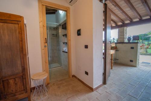a room with a shower and a wooden door at TORRE QUADRANA in Spello