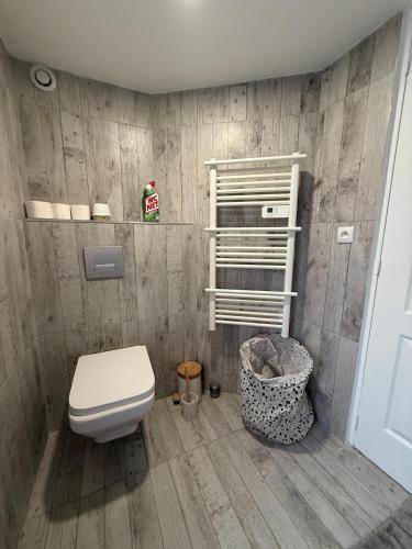 une salle de bain avec des toilettes blanches dans une chambre dans l'établissement La Bohème-proche Stellantis-Technoland, à Vieux-Charmont