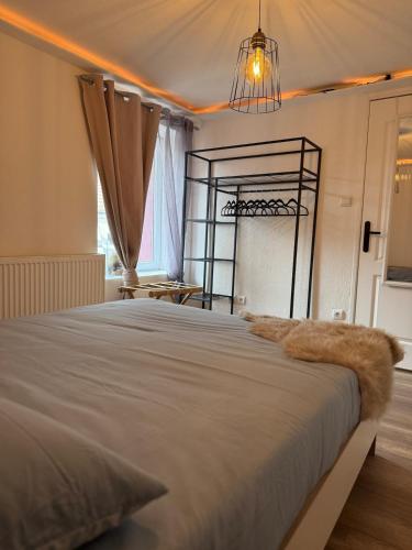 - une chambre avec un grand lit blanc et un lustre dans l'établissement La Bohème-proche Stellantis-Technoland, à Vieux-Charmont