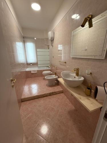 a bathroom with two sinks and two toilets at GENLIS Home in Cardito