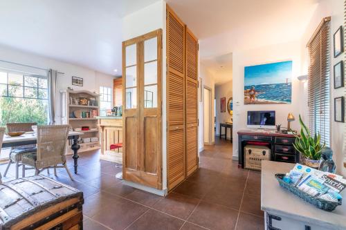 a kitchen and living room with a large wooden door at Ti Baradoz Glas, notre paradis bleu ! in Crach