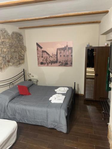 a bedroom with a bed with towels on it at B&B La Cupella in Monterotondo