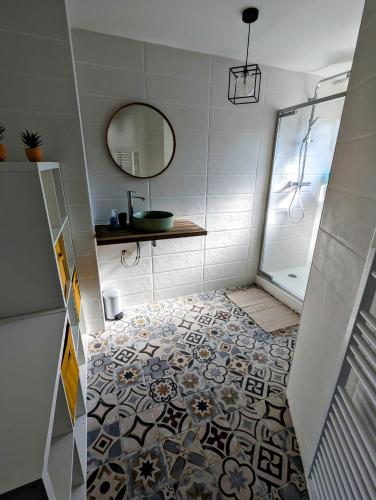 La salle de bains est pourvue d'une douche et de carrelage. dans l'établissement Room Nest, à Bayonne