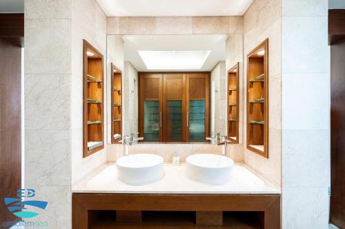 ダナンにあるAiry 3 bedroom in the Ocean Villas Da Nangの洗面台が2つと鏡があるバスルーム