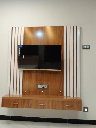 Μια τηλεόραση ή/και κέντρο ψυχαγωγίας στο Hotel Pooja Inn Pandharpur