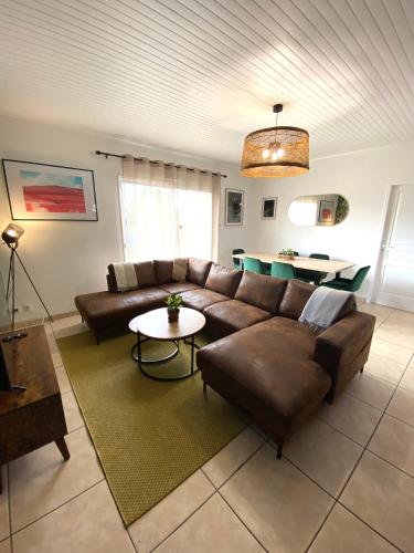 un salon avec un canapé et une table dans l'établissement Côte Landaise et Pétanque, à Parentis-en-Born
