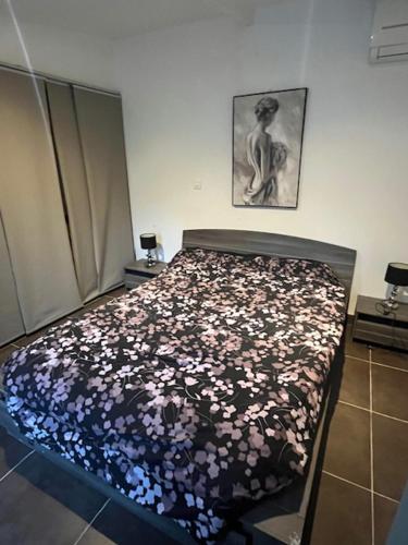 - une chambre avec un lit et un bouquet de fleurs dans l'établissement Maison individuelle type F2, à Alata