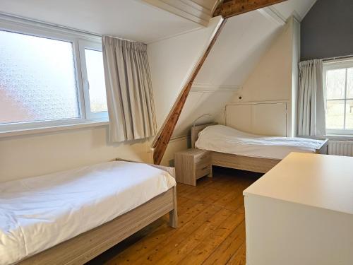 Ένα ή περισσότερα κρεβάτια σε δωμάτιο στο Vakantiehuis met prachtig uitzicht in de tuin NJ01