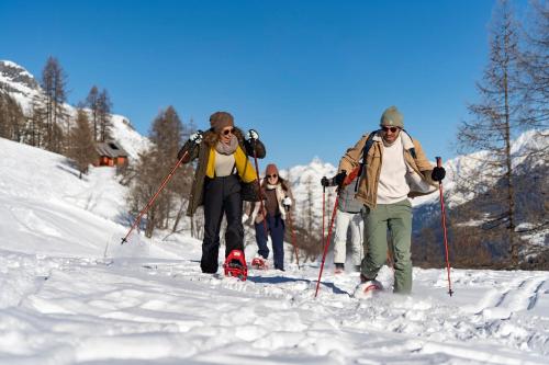 a group of people cross country skiing in the snow at Résidence Club mmv L'Étoile des Cimes **** in Sainte-Foy-Tarentaise