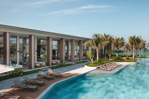 Bazén v ubytování The Ocean Resort by Fusion Quy Nhon nebo v jeho okolí