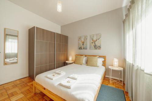 En eller flere senge i et værelse på Summer Espinho Flat by Vacationy