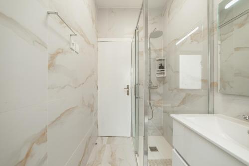 Et badeværelse på Summer Espinho Flat by Vacationy