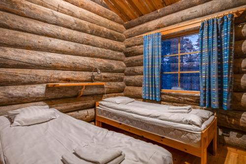 due letti in una baita con finestra di Oivangin Lomakartano a Kuusamo