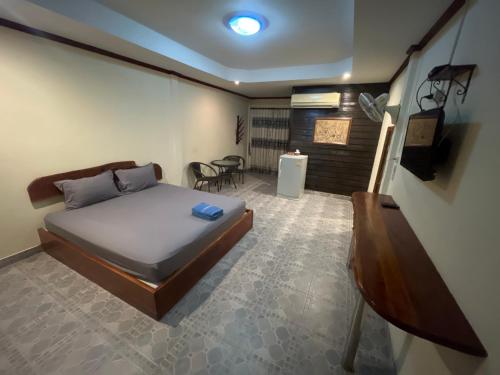 une chambre avec un lit, une table et des chaises dans l'établissement Baanpuklertsuk, à Ban Map Ta Put