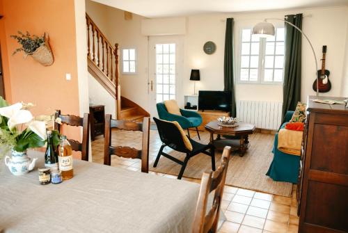 un salon avec une table et un salon dans l'établissement Maison pour 6 en bord de mer à Plouneour Trez, à Plounéour-Trez