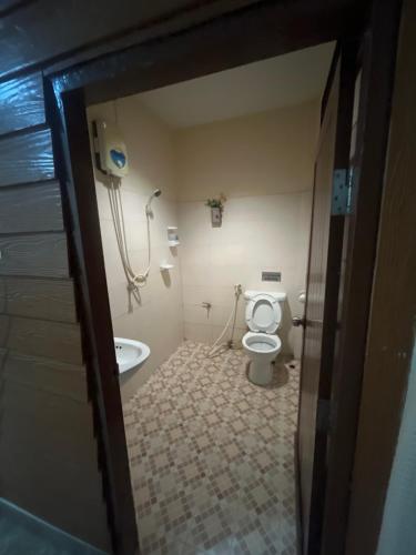 une salle de bain avec toilettes et baignoire dans l'établissement Baanpuklertsuk, à Ban Map Ta Put