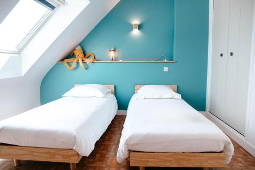 Ένα ή περισσότερα κρεβάτια σε δωμάτιο στο Maison pour 6 en bord de mer à Plouneour Trez