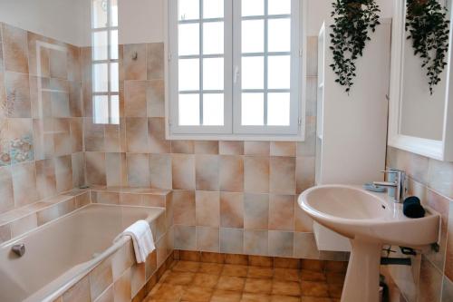 Ένα μπάνιο στο Maison pour 6 en bord de mer à Plouneour Trez