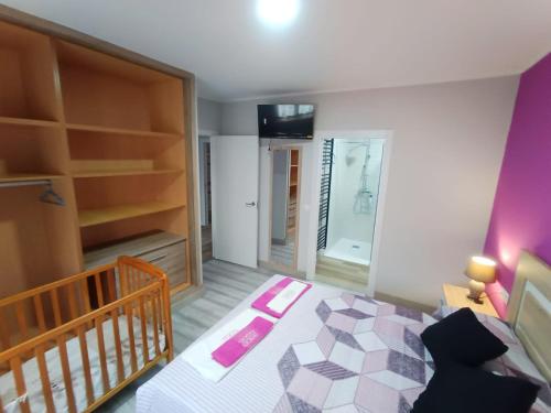 a small room with a bed and a kitchen at La Casina San Román de la Vega in San Justo de la Vega