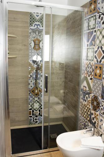 ジェノヴァにあるALBERGO LOCANDA DIANAのシャワーと洗面台付きのバスルーム