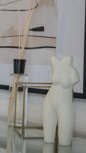 a white vase sitting on top of a glass table at 35 Hamptons Luxury Escape Family Home Sleeps9 in Baldivis