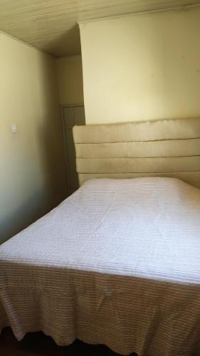 a small bedroom with a white bed in it at Posada Dale Dale in São Gabriel