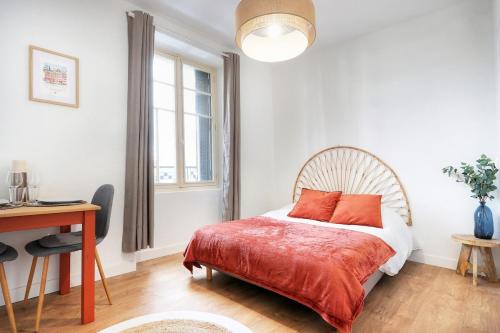 une chambre avec un lit, un bureau et une fenêtre dans l'établissement Studio Ambre, à Rennes