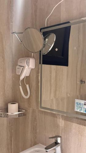 Ένα μπάνιο στο WEEK END IN FoR Serviced APARTMENTS