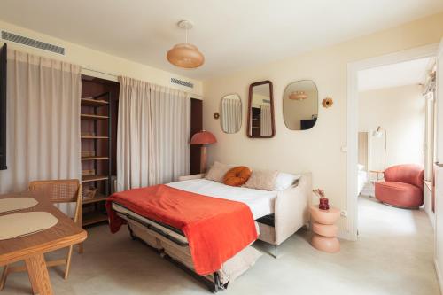 une chambre avec un lit, une table et des chaises dans l'établissement Paris Saint germain amazing Odéon, à Paris