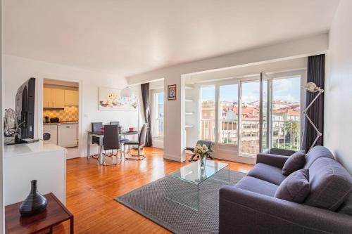 un salon avec un canapé et une table dans l'établissement Appartement Ixelle - Welkeys, à Biarritz