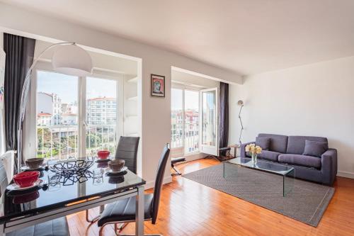 un salon avec une table et un canapé dans l'établissement Appartement Ixelle - Welkeys, à Biarritz