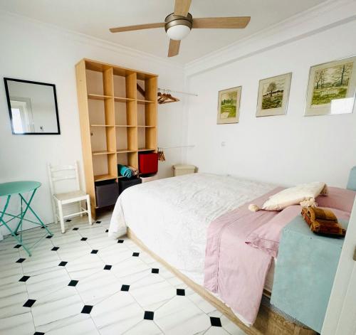 ein Schlafzimmer mit einem Bett und einem Deckenventilator in der Unterkunft Castillo in Estepona