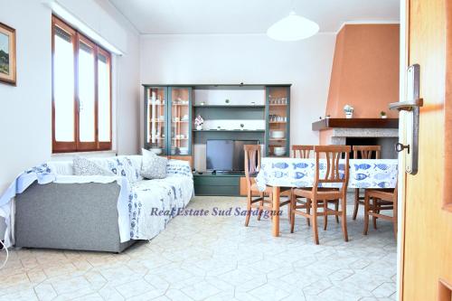 a living room with a couch and a table and chairs at Casa Elena 1 in Pula