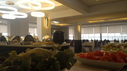 een buffet met groenten op een tafel in een restaurant bij GRAND BELLİ OTEL in Altındağ