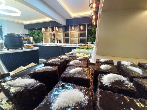 Een heleboel brownies staan op een rij in een winkel. bij GRAND BELLİ OTEL in Altındağ
