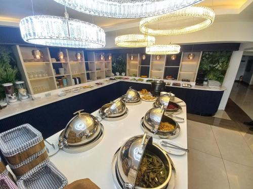 een buffet in een restaurant met veel gerechten bij GRAND BELLİ OTEL in Altındağ