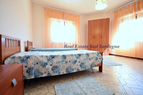 a bedroom with a bed and a window at Casa Elena 1 in Pula