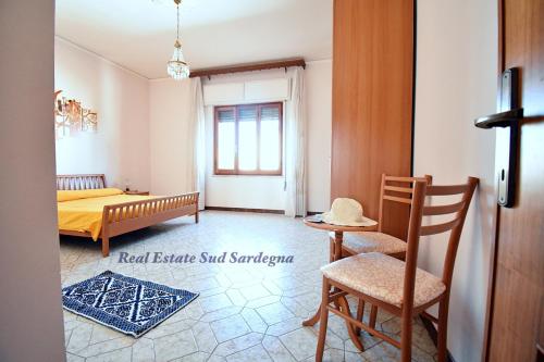 a bedroom with a bed and a table and chairs at Casa Elena 1 in Pula