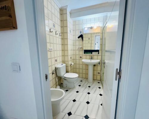 ein Badezimmer mit Toilette und Waschbecken in der Unterkunft Castillo in Estepona