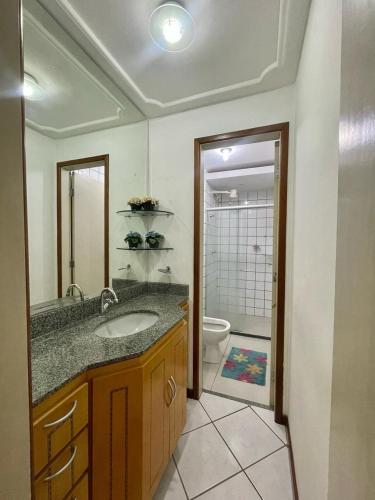 Ένα μπάνιο στο Apt Centro Guarapari - Ótima Localização