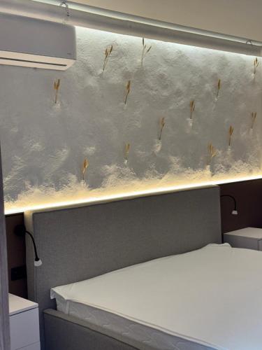 アスタナにあるHostel Shatyrの芝生の水中にある部屋のベッド1台